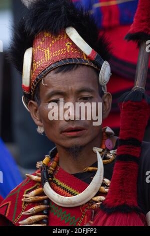 Selektiver Fokus Porträt eines Naga Tribseman in traditionellen gekleidet Kleidung in Kohima Nagaland Indien am 2. Dezember 2016 Stockfoto