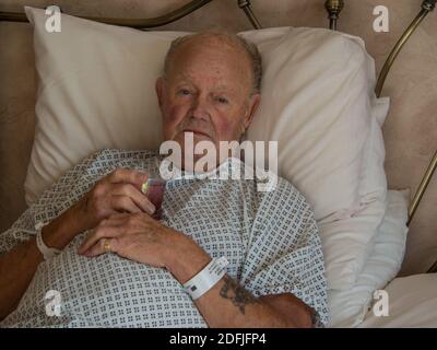Älterer Mann im Krankenhausbett. Stockfoto