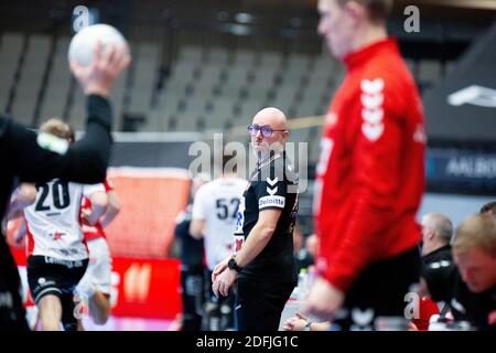 Aalborg, Dänemark. Dezember 2020. Cheftrainer Stefan Madsen von Aalborg Handball in der Dänischen Männer Handball League Spiel zwischen Aalborg Handball und Lemvig-Thyboron Handball in Jutlander Bank Arena in Aalborg gesehen. (Foto: Gonzales Photo - Balazs Popal). Stockfoto