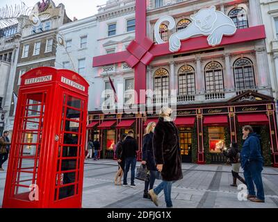 Weihnachtseinkäufer vor dem Cartier-Laden in der New Bond Street in London. Stockfoto