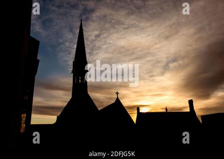 Sonnenaufgang über der Harrow School mit Silhouette der Harrow School Chapel und Vaughan Library, England Stockfoto