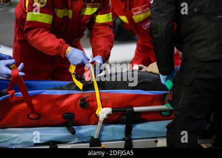 Bukarest, Rumänien - 5. Dezember 2020: Sanitäter der Rumänischen Ambulanz (SMURD) üben die Rettung eines Unfallopfers aus. Stockfoto