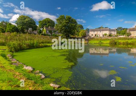 Blick auf Dorf Teich und Hütten, Monyash, Peak District National Park, Derbyshire, England, Großbritannien, Europa Stockfoto