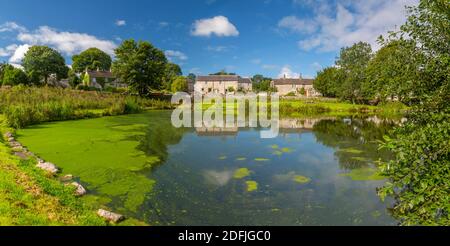 Blick auf Dorf Teich und Hütten, Monyash, Peak District National Park, Derbyshire, England, Großbritannien, Europa Stockfoto