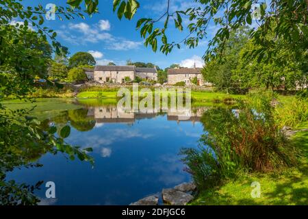 Blick auf Dorf Teich und Hütten, Monyash, Peak District National Park, Derbyshire, England, Großbritannien, Europa Stockfoto