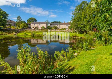 Blick auf Dorf Teich und Hütten, Monyash, Peak District National Park, Derbyshire, England, Großbritannien, Europa Stockfoto