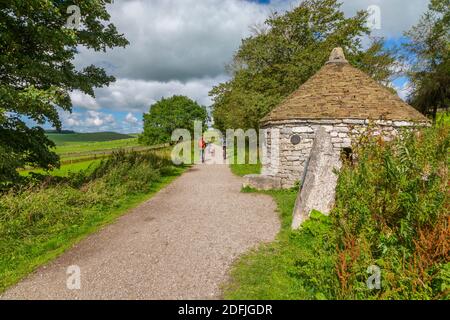 Blick auf Unterschlupf und Radfahrer auf dem Tissington Trail, Tissington, Peak District National Park, Derbyshire, England, Großbritannien, Europa Stockfoto