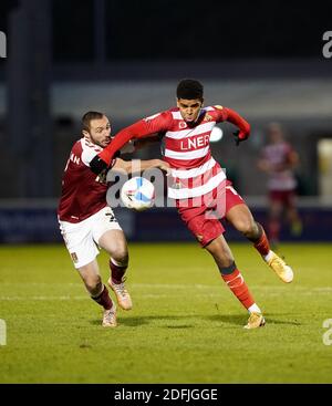 Michael Harriman von Northampton Town (links) und Tireece John-Jules von Doncaster Rovers kämpfen während des Sky Bet League One-Spiels im PTS Academy Stadium in Northampton um den Ball. Stockfoto