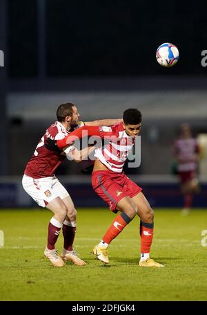 Michael Harriman von Northampton Town (links) und Tireece John-Jules von Doncaster Rovers kämpfen während des Sky Bet League One-Spiels im PTS Academy Stadium in Northampton um den Ball. Stockfoto