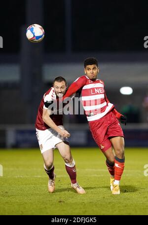 Michael Harriman von Northampton Town (links) und Tireece John-Jules von Doncaster Rovers kämpfen während des Sky Bet League One-Spiels im PTS Academy Stadium in Northampton um den Ball. Stockfoto