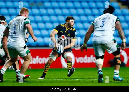 5. Dezember 2020; Ricoh Arena, Coventry, West Midlands, England; English Premiership Rugby, Wesps versus Newcastle Falcons; Thomas Young von Wesps auf dem Ball Stockfoto