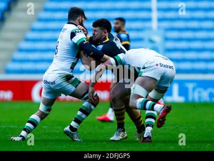 5. Dezember 2020; Ricoh Arena, Coventry, West Midlands, England; English Premiership Rugby, Wespen versus Newcastle Falcons; Alfie Barbeary von Wespen wird von der Newcastle Falcons Verteidigung gestoppt Stockfoto