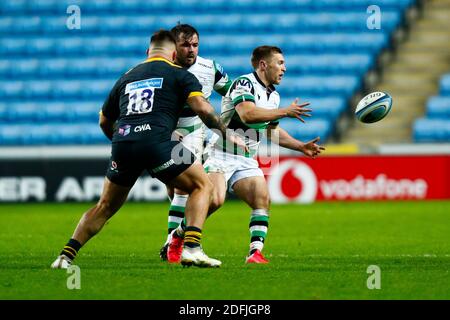 5. Dezember 2020; Ricoh Arena, Coventry, West Midlands, England; English Premiership Rugby, Wesps versus Newcastle Falcons; Tom Penny von Newcastle Falcons bewegt den Ball weit Stockfoto