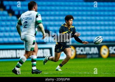 5. Dezember 2020; Ricoh Arena, Coventry, West Midlands, England; English Premiership Rugby, Wespen gegen Newcastle Falcons; Jacob Umaga von Wespen bewegt den Ball weit Stockfoto