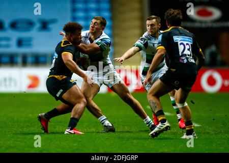 5. Dezember 2020; Ricoh Arena, Coventry, West Midlands, England; English Premiership Rugby, Wesps versus Newcastle Falcons; Ben Stevenson von Newcastle Falcons übernimmt Gabriel Oghre von Wesps Stockfoto