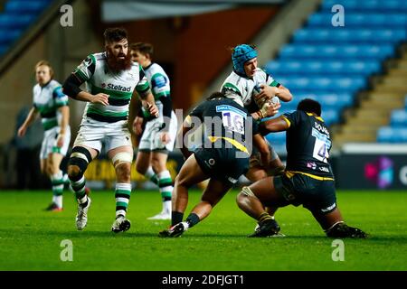 5. Dezember 2020; Ricoh Arena, Coventry, West Midlands, England; English Premiership Rugby, Wesps versus Newcastle Falcons; Connor Collett von Newcastle Falcons nimmt den Ball in Kontakt Stockfoto