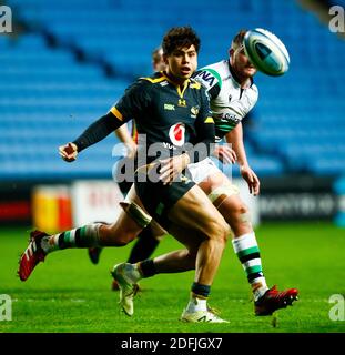 5. Dezember 2020; Ricoh Arena, Coventry, West Midlands, England; English Premiership Rugby, Wespen gegen Newcastle Falcons; Jacob Umaga von Wespen bewegt den Ball weit Stockfoto