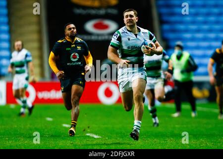 5. Dezember 2020; Ricoh Arena, Coventry, West Midlands, England; English Premiership Rugby, Wesps versus Newcastle Falcons; Ben Stevenson von Newcastle Falcons bricht nach 45 Minuten für einen Solo-Versuch ab (5-21) Stockfoto