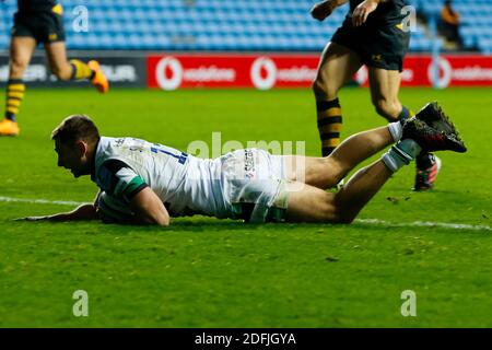 5. Dezember 2020; Ricoh Arena, Coventry, West Midlands, England; English Premiership Rugby, Wesps versus Newcastle Falcons; Ben Stevenson von Newcastle Falcons erzielt einen Break-Away-Versuch nach 45 Minuten (5-21) Stockfoto