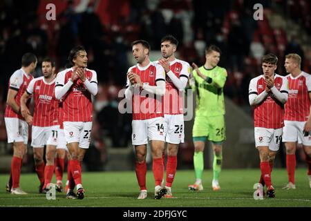 Cheltenham, Großbritannien. Dezember 2020. Cheltenham dankt ihren Fans nach dem EFL Sky Bet League 2 Spiel zwischen Cheltenham Town und Exeter City im Jonny-Rocks Stadium, Cheltenham, England am 5. Dezember 2020. Foto von Dave Peters. Nur redaktionelle Verwendung, Lizenz für kommerzielle Nutzung erforderlich. Keine Verwendung bei Wetten, Spielen oder Veröffentlichungen einzelner Vereine/Vereine/Spieler. Kredit: UK Sports Pics Ltd/Alamy Live Nachrichten Stockfoto