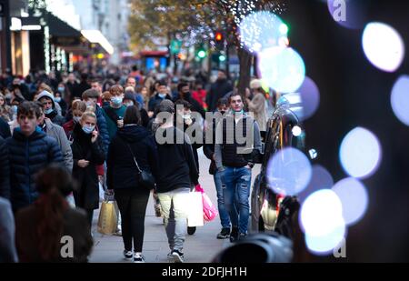 London, Großbritannien. Dezember 2020. Geschäftige Einkäufer in Londons Oxford Street, während die Menschen nach dem Ende der Sperre ausgehen. Kredit: Mark Thomas/Alamy Live Nachrichten Stockfoto