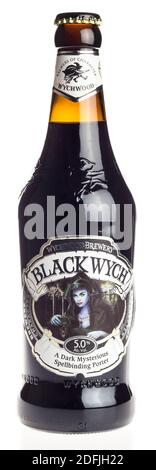 Flasche englisches Wychwood Black Wych Craft Bier isoliert auf Ein weißer Hintergrund Stockfoto