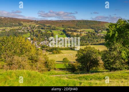 Blick auf Kalberdorf mit Blick auf Curbar und Baslow Edge, Derbyshire Peak District, England, Großbritannien, Europa Stockfoto