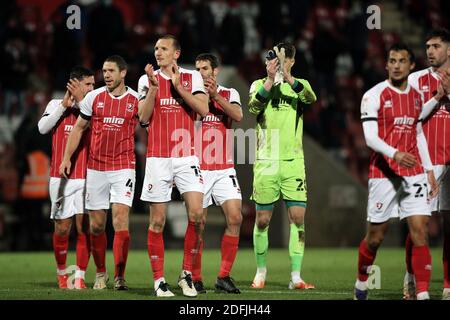 Cheltenham, Großbritannien. Dezember 2020. Cheltenham Spieler danken ihren Fans nach dem EFL Sky Bet League 2 Spiel zwischen Cheltenham Town und Exeter City im Jonny-Rocks Stadium, Cheltenham, England am 5. Dezember 2020. Foto von Dave Peters. Nur redaktionelle Verwendung, Lizenz für kommerzielle Nutzung erforderlich. Keine Verwendung bei Wetten, Spielen oder Veröffentlichungen einzelner Vereine/Vereine/Spieler. Kredit: UK Sports Pics Ltd/Alamy Live Nachrichten Stockfoto