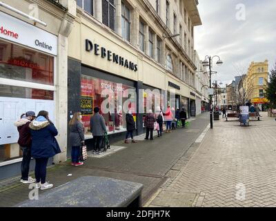 Debenhams, Hastings, East Sussex, UK -12.04.2020: Debenhams Kaufhaus in Hastings, Debenhams ist Teil der kollabierten Arcadia Modegruppe. Stockfoto