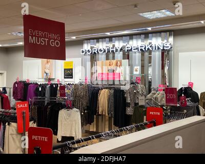 Debenhams, Hastings, East Sussex, UK -12.04.2020: Dorothy Perkins in Hastings in Debenhams ist Teil der kollabierten Arcadia Fashion Group. Stockfoto