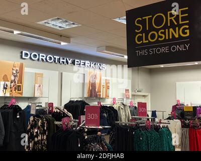 Debenhams, Hastings, East Sussex, UK -12.04.2020: Dorothy Perkins in Hastings in Debenhams ist Teil der kollabierten Arcadia Fashion Group. Stockfoto