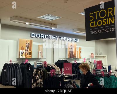 Debenhams, Hastings, East Sussex, UK -12.04.2020: Dorothy Perkins in Hastings in Debenhams ist Teil der kollabierten Arcadia Fashion Group. Stockfoto