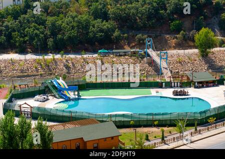 Tunceli, Türkei-September 18 2020: Leerer Aquapark am Fluss Munzur Stockfoto