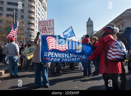 WASHINGTON, DC - 14. NOVEMBER 2020: Trump-Hotel im Hintergrund, Trump-Anhänger auf der Freedom Plaza-Kundgebung zur Unterstützung von Präsident Donald Trump, der sich weigert, die Wahl zuzugeben. Die Veranstaltung wurde von 'Women for America First', 'Stop the Steal' und dem 'Million MADA March' organisiert. Stockfoto