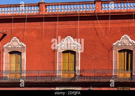 Colonial Building Details in der Main Plaza im historischen Zentrum der Kolonialstadt San Miguel de Allende, Guanajuato, Mexiko Stockfoto
