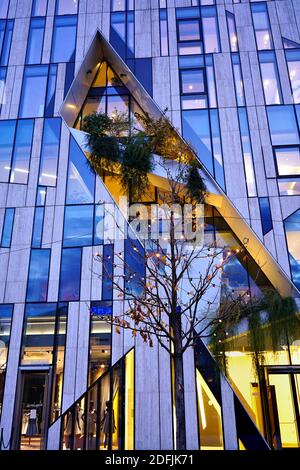 Nahaufnahme eines Gebäudes im Komplex "Kö-Bogen" in der Düsseldorfer Innenstadt mit weihnachtlicher Beleuchtung. Architekt: Daniel Libeskind. Stockfoto