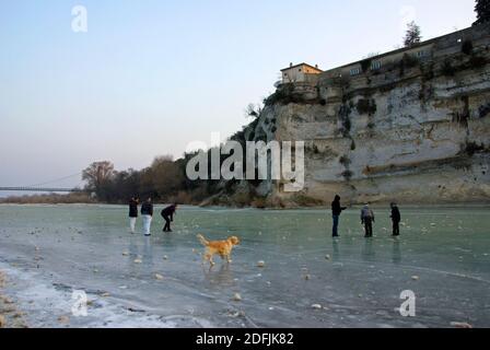 Menschen und Hund haben Spaß auf dem gefrorenen Fluss Adrèche während einer außergewöhnlich kalten Woche im Februar 2012 - nie in lebendiger Erinnerung gesehen. Stockfoto