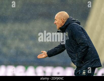 5. Dezember 2020 The John Smiths Stadium, Huddersfield, Yorkshire, England; English Football League Championship Football, Huddersfield Town versus Queens Park Rangers; Mark Warburton gibt seinem Team Anweisungen Stockfoto