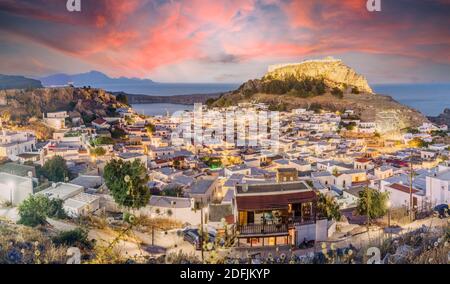 Landschaft mit Lindos Dorf und Schloss in der Dämmerung in Rhodos, Griechenland Stockfoto