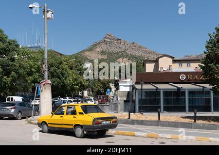 Tunceli, Türkei-September 18 2020: Tunceli Stadtzentrum und der Hügel im Hintergrund Stockfoto