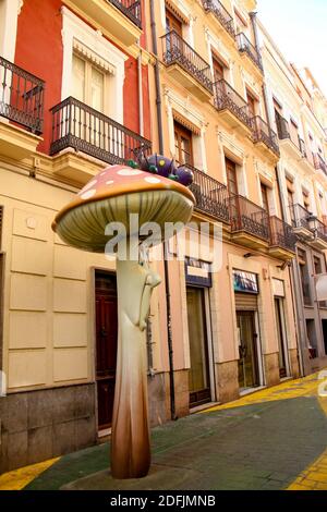 Calle de Las Setas, Straße der Pilze. Schmale Straße mit großen Statuen von Cartoon-Pilze. Alicante Altstadt, Costa Blanca, Spanien. Stockfoto