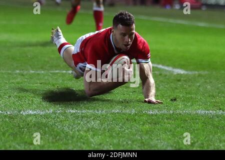 Gareth Davies von Wales erzielt beim Spiel im Herbst-Nations-Cup in Parc y Scarlets, Llanelli, den dritten Versuch seiner Seite. Stockfoto