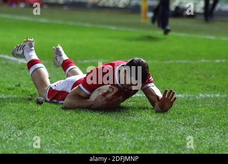 Gareth Davies von Wales erzielt beim Spiel im Herbst-Nations-Cup in Parc y Scarlets, Llanelli, den dritten Versuch seiner Seite. Stockfoto