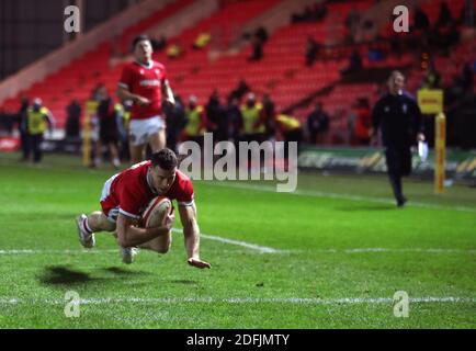 Gareth Davies von Wales erzielt beim Spiel im Herbst-Nations-Cup in Parc y Scarlets, Llanelli, den dritten Versuch seiner Seite. Stockfoto