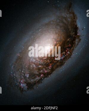 WELTRAUM - Staubband um den Nukleus der 'Black Eye Galaxy' M64 - Foto: Geopix/NASA/ESA Stockfoto