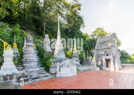 Am Reclining Buddha Tempel, auch bekannt als Wat Phra Phut Saiyat in Petchaburi, Thailand Stockfoto