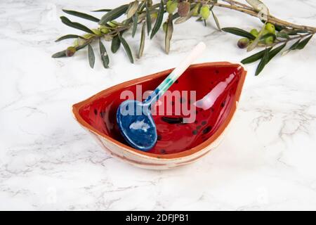 Bunte handgemachte Keramikschale auf Marmortisch Stockfoto
