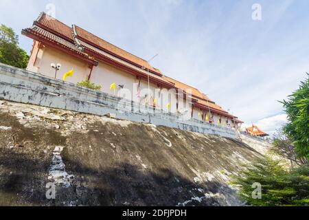 Am Reclining Buddha Tempel, auch bekannt als Wat Phra Phut Saiyat in Petchaburi, Thailand Stockfoto