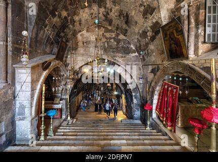 Jerusalem, Israel - 14. Oktober 2017: Unterirdische Treppe zur Kirche des Grabes der Heiligen Maria, bekannt als Grab der Jungfrau Maria, am Ölberg Stockfoto