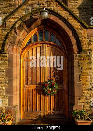 Eingangstür zur St. John's United Reformierten Kirche entlang Wilderspool Causeway in Warrington zu Weihnachten Stockfoto